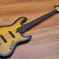 Maruszczyk Elwood 4p Fretless 32