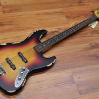 Vintage VJ74 Icon Fretless Bass Distressed Sunburst