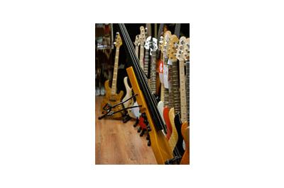 Stagg EUB 3/4 de lado -  Stagg EUB 3/4 de lado -