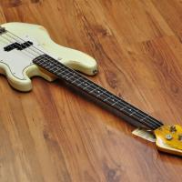 Vintage V4 Icon Bass Distressed Vintage White